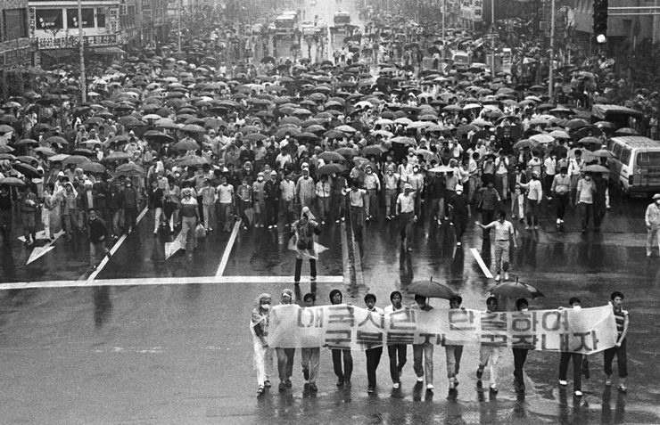15면-김탁돈작 79년 '시위대의 가두행진' 범일동 부근
